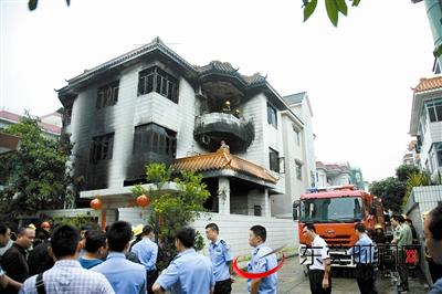 大火被扑灭后，别墅上一片焦黑，消防队员进入楼里搜寻 东莞时报记者 赵浛锐 摄