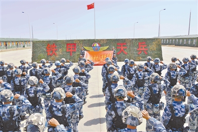 出征动员，官兵面向上甘岭战旗宣誓